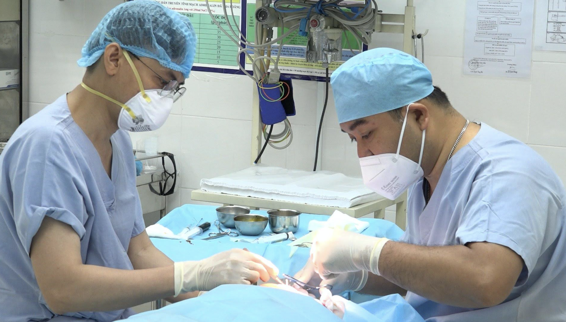 Thẩm mỹ viện làm cô gái nát mũi bị thanh tra đột kích - 1 Thẩm mỹ viện làm cô gái nát mũi bị thanh tra đột kích - 1