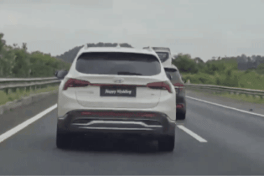 Xử phạt tài xế Santa Fe lắp biển số gắn chữ “Happy Wedding”