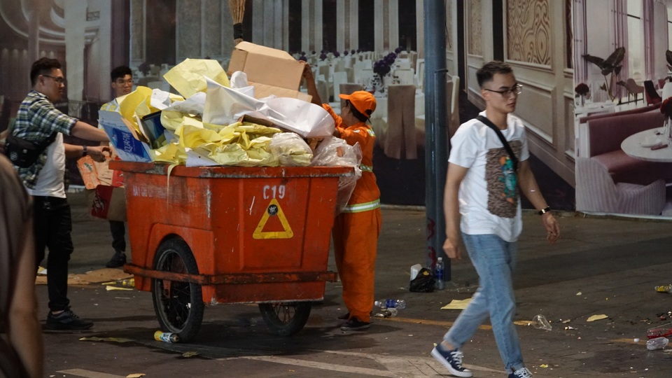 Phố đi bộ Nguyễn Huệ đầy rác sau đêm giao thừa - 17 Phố đi bộ Nguyễn Huệ đầy rác sau đêm giao thừa - 17