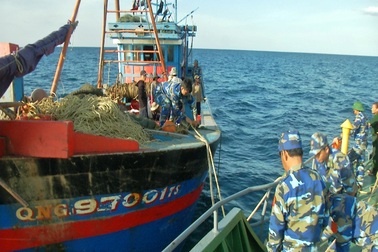 Chủ tàu giã cào cắt dây bỏ trốn khi bị biên phòng bắt giữ