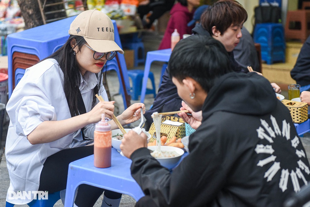 Phở gánh Hàng Chiếu bán ban ngày, khách tiếc nuối biểu tượng ăn đêm Hà Nội - 8 Phở gánh Hàng Chiếu bán ban ngày, khách tiếc nuối biểu tượng ăn đêm Hà Nội - 8