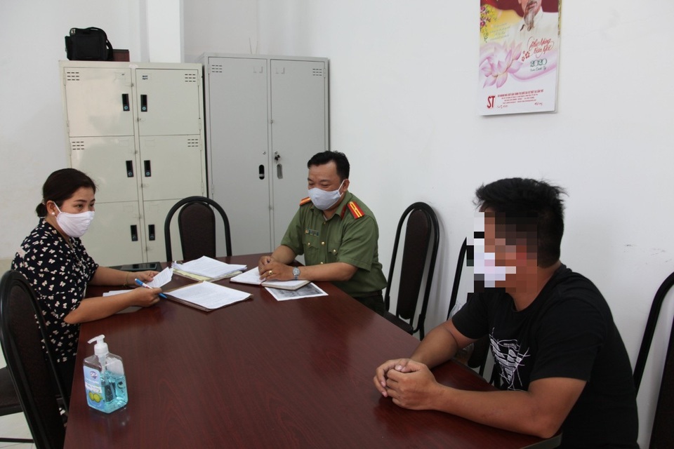 Cần Thơ: Nam thanh niên bị phạt tiền vì có hành vi xúc phạm lãnh đạo - 1 Cần Thơ: Nam thanh niên bị phạt tiền vì có hành vi xúc phạm lãnh đạo - 1
