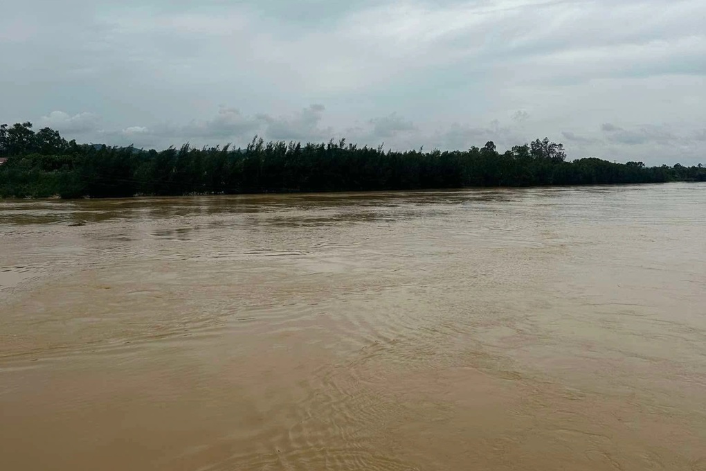 Lũ bất ngờ dâng cao, nhiều thôn ven sông Con ngập lụt - 1