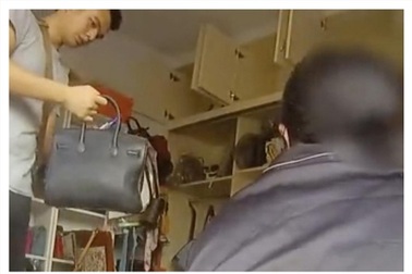 Mẹ già mang túi "Louis Vuitton" đi chợ mua thịt lợn, con gái bị bắt giam