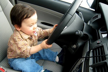 Có trẻ ngồi trên ô tô, phụ huynh cần lưu ý gì để đảm bảo an toàn?