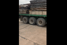 Tình huống xe tải chở nặng liều lĩnh đi qua cây cầu yếu gây nhiều tranh cãi