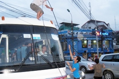 Ùn tắc giao thông giữa Hà Nội vì một sợi dây 