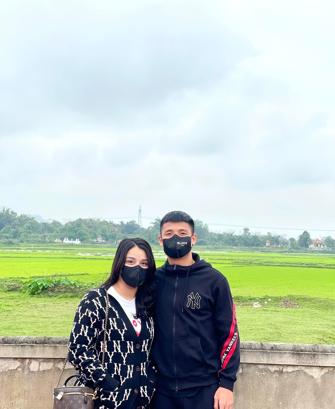Quế Ngọc Hải lấy hoa đội bóng về làm quà valentine cho vợ - 4 Quế Ngọc Hải lấy hoa đội bóng về làm quà valentine cho vợ - 4