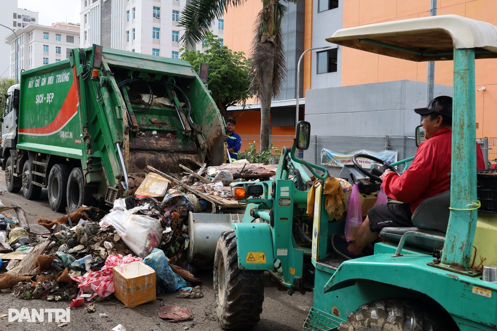 Núi rác cạnh trường học liên cấp ở Nha Trang đã được dọn sạch - 3