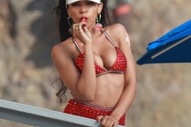 Chia tay Taylor Swift, Calvin Harris cặp kè với ca sĩ da màu bốc lửa