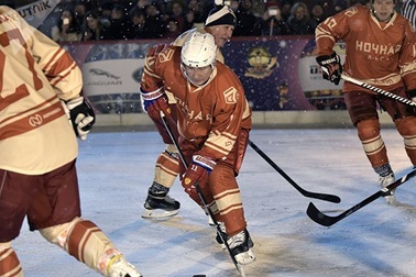 Ông Putin “khoe” tài nghệ khúc côn cầu bên ngoài Điện Kremlin