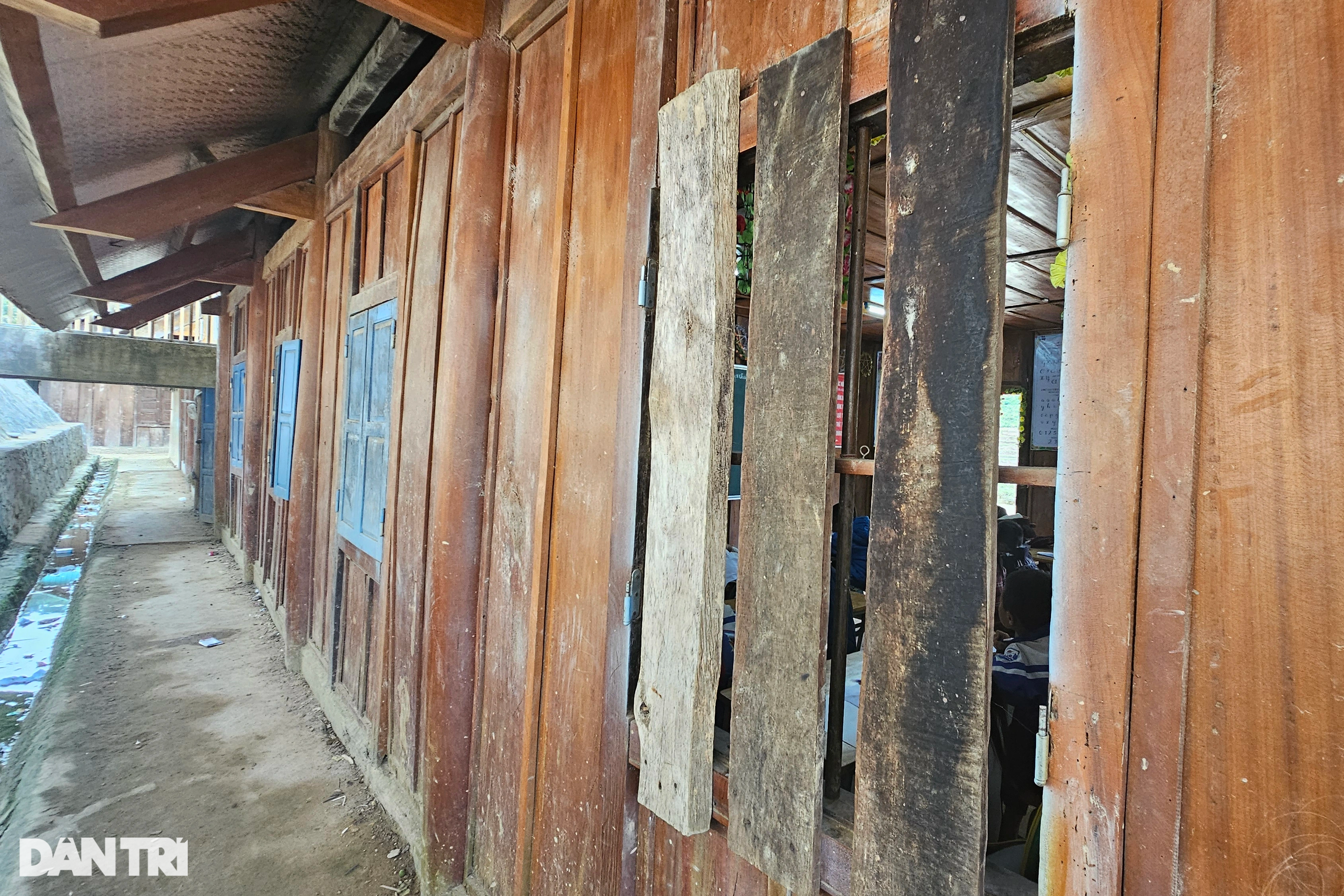 Học sinh vùng biên học tập trong ngôi trường thiếu trước, hở sau - 5 Học sinh vùng biên học tập trong ngôi trường thiếu trước, hở sau - 5