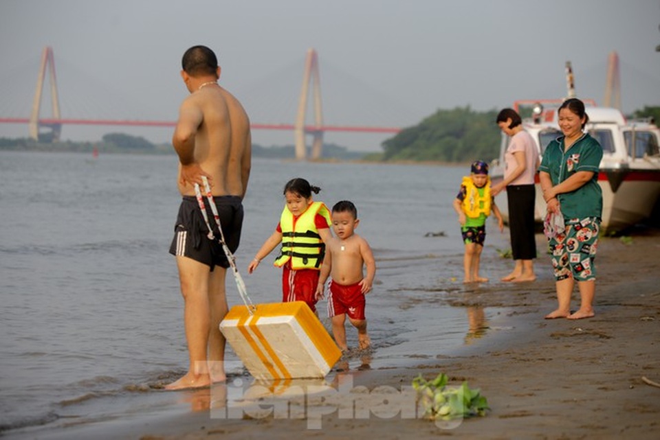 Bãi biển tự phát khổng lồ ngay dưới chân cầu Thăng Long - 7 Bãi biển tự phát khổng lồ ngay dưới chân cầu Thăng Long - 7