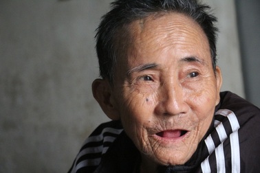 Người cha đau đớn vì vết xích nơi cổ chân con