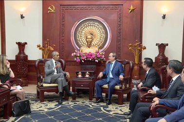 Cựu Tổng thống Hoa Kỳ Barack Obama chào xã giao Bí thư Nguyễn Thiện Nhân
