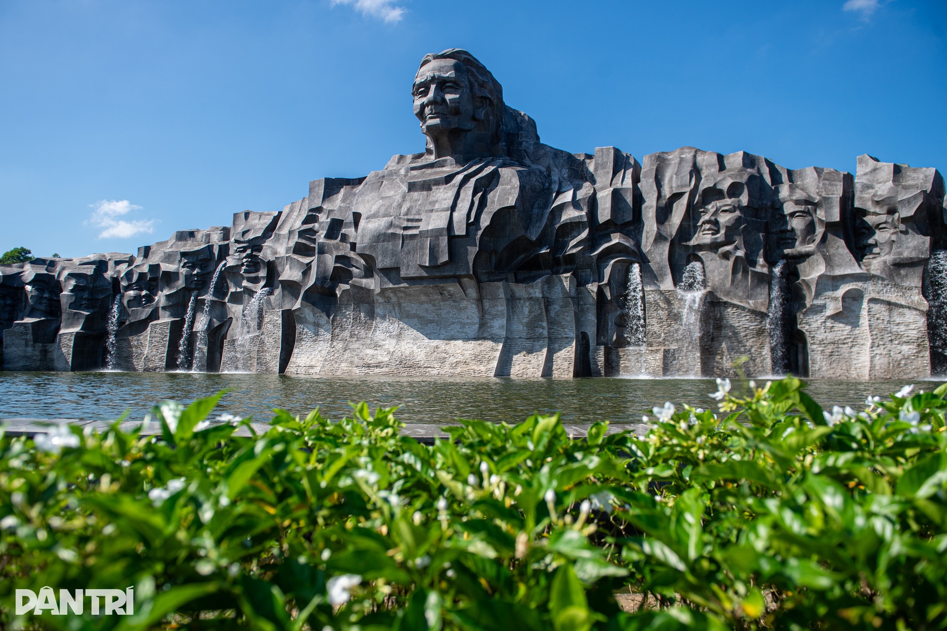 Khắc ghi công lao Mẹ Việt Nam Anh hùng và vị thuyền trưởng tàu không số - 8 Khắc ghi công lao Mẹ Việt Nam Anh hùng và vị thuyền trưởng tàu không số - 8