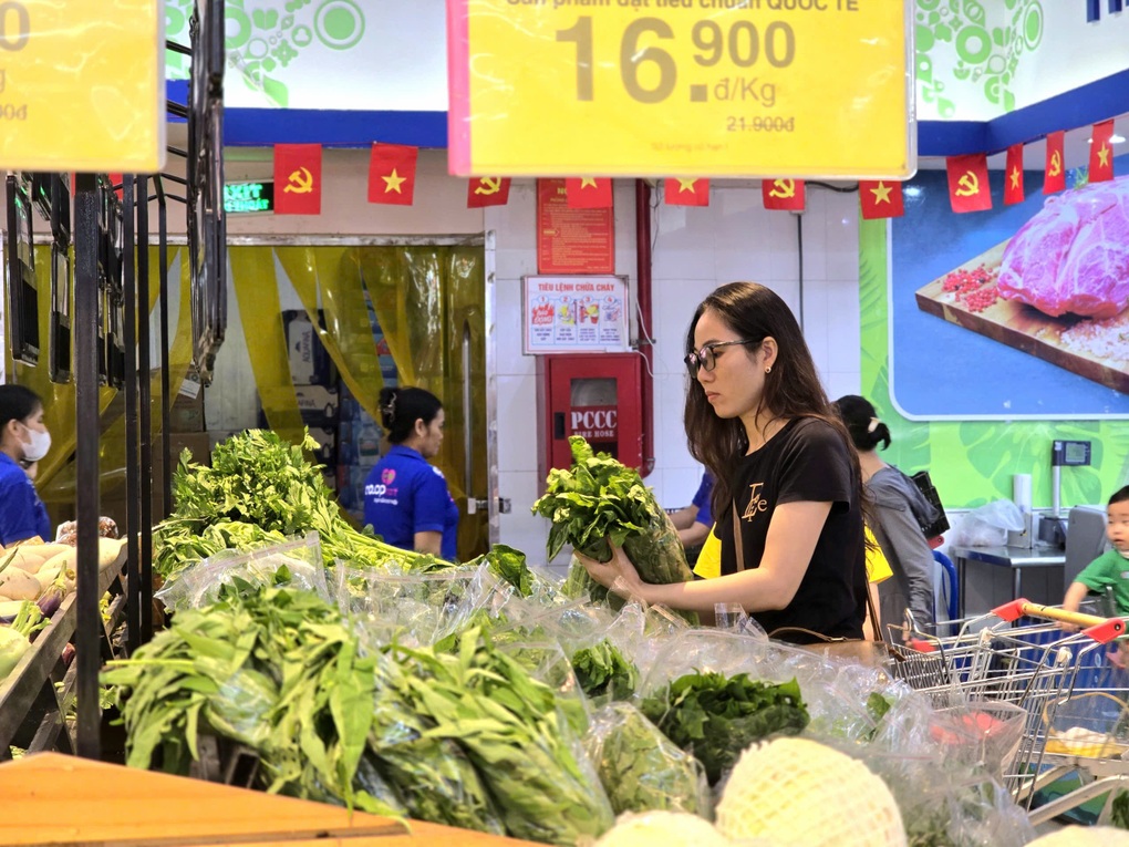 Siêu thị tăng thực phẩm ra vùng bão Bualoi, không để khan hàng, tăng giá - 2 Siêu thị tăng thực phẩm ra vùng bão Bualoi, không để khan hàng, tăng giá - 2