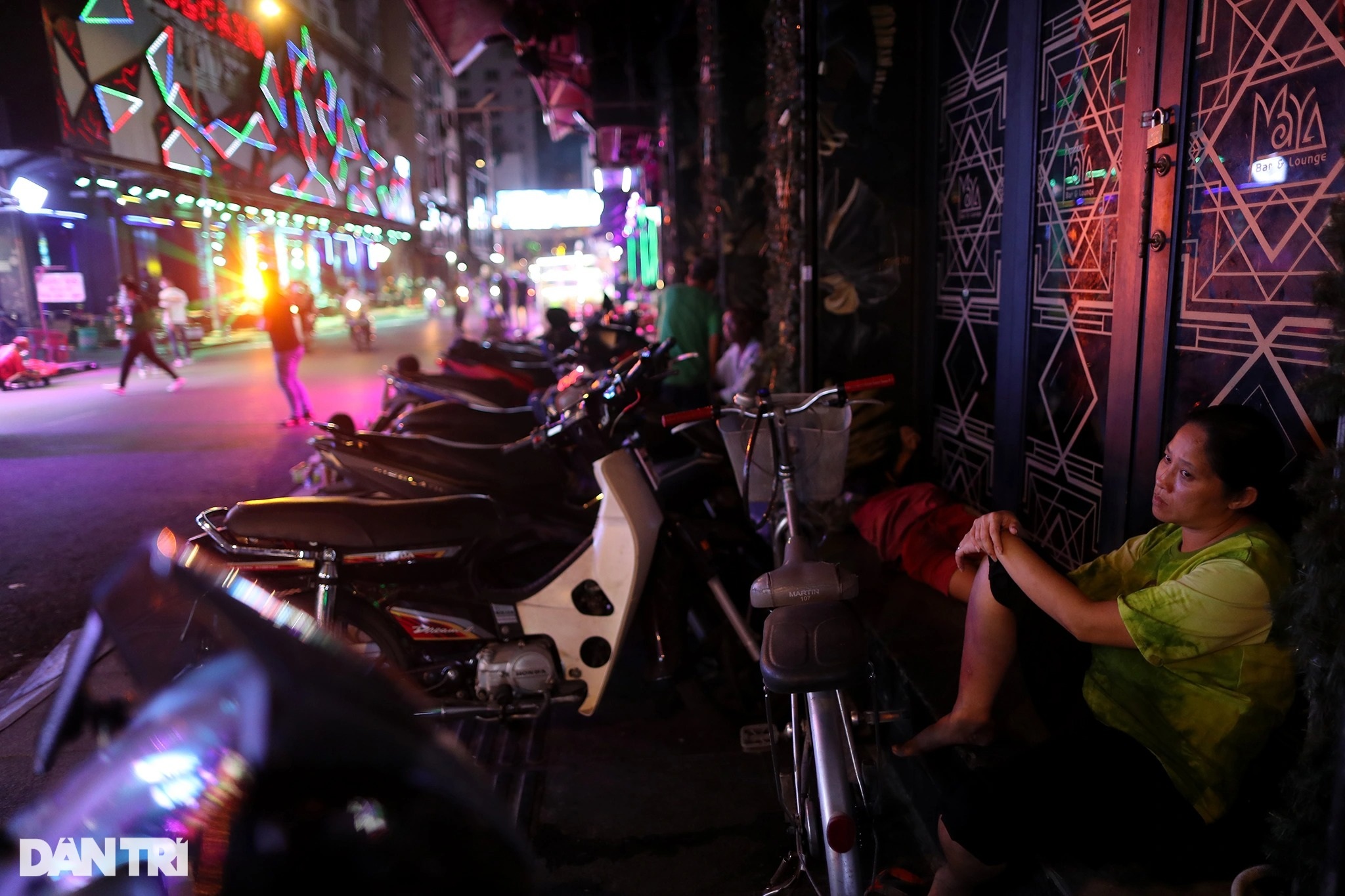 Phố Tây Bùi Viện sôi động trong ngày đầu quán bar, vũ trường mở cửa trở lại - 11 Phố Tây Bùi Viện sôi động trong ngày đầu quán bar, vũ trường mở cửa trở lại - 11