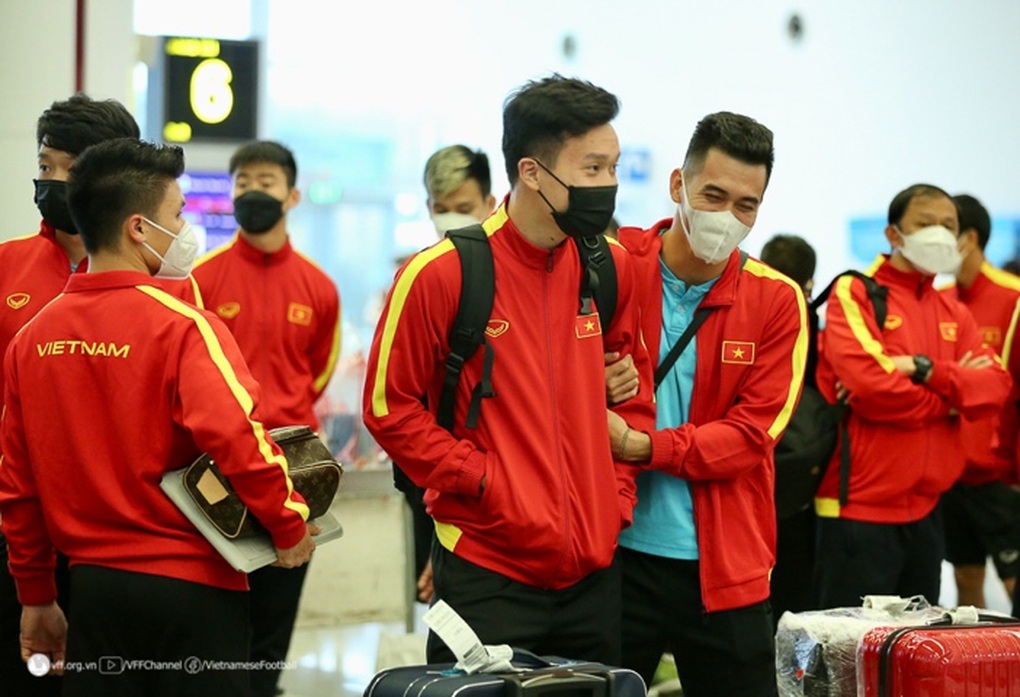 Đội tuyển Việt Nam không kịp ăn tối, ra sân bay đi Indonesia - 1 Đội tuyển Việt Nam không kịp ăn tối, ra sân bay đi Indonesia - 1
