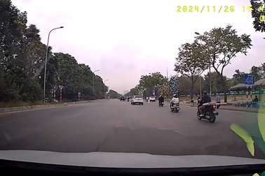 Xe taxi công nghệ lao ngược chiều vun vút trên Đại lộ Thăng Long