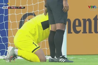 Cầu thủ U23 Iran móc bóng ra ngoài ở phút thứ 4