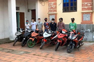 Phạt nhóm thanh niên đi xe máy không đeo khẩu trang