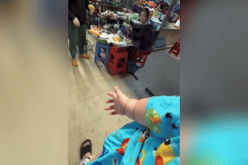 De markt is rustig, maar de verkopers lachen nog steeds luid om de acties van de mollige jongen - 1 Chợ ế ẩm, tiểu thương vẫn cười lớn vì hành động của bé trai bụ bẫm - 1