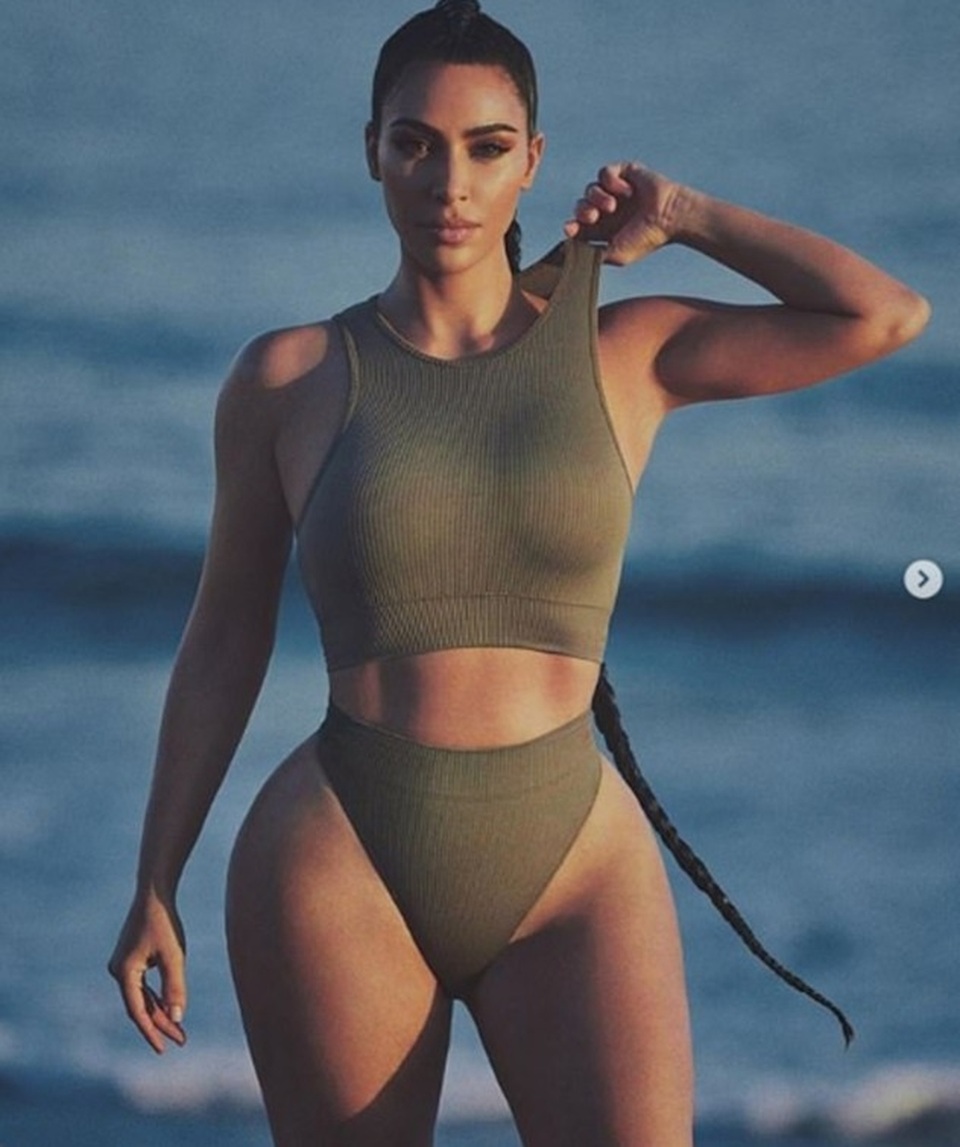 Kim Kardashian lại khoe dáng để quảng cáo quần áo - 1 Kim Kardashian lại khoe dáng để quảng cáo quần áo - 1