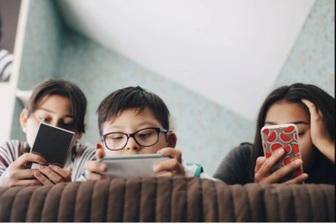 Cảnh báo hậu quả nghiệt ngã khi phụ huynh biến điện thoại thành "bảo mẫu"