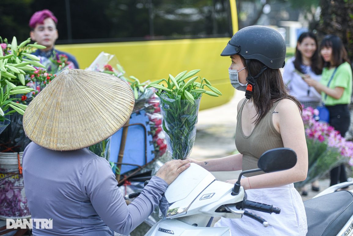 Chị em Hà thành chịu chơi, chi tiền triệu săn ảnh hoa loa kèn - 9 Chị em Hà thành chịu chơi, chi tiền triệu săn ảnh hoa loa kèn - 9