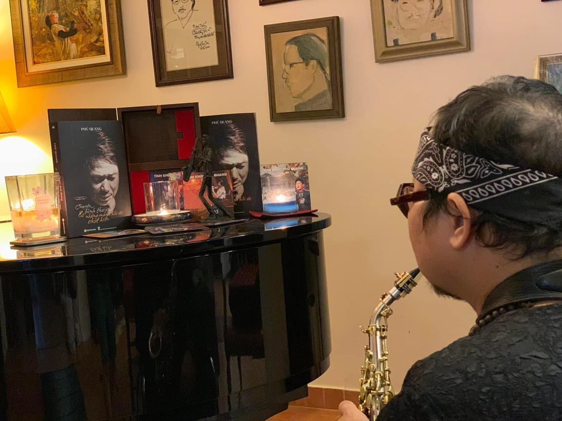 Saxophone Trần Mạnh Tuấn ngồi xe lăn khóc tiễn biệt nhạc sĩ Phú Quang - 1 Saxophone Trần Mạnh Tuấn ngồi xe lăn khóc tiễn biệt nhạc sĩ Phú Quang - 1