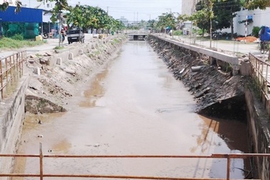 Dòng kênh đen tra tấn người dân: Đã nạo vét lòng kênh để “xóa” ô nhiễm!