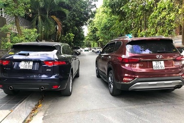 Kỳ lạ 2 chiếc ô tô mang biển đẹp giống nhau