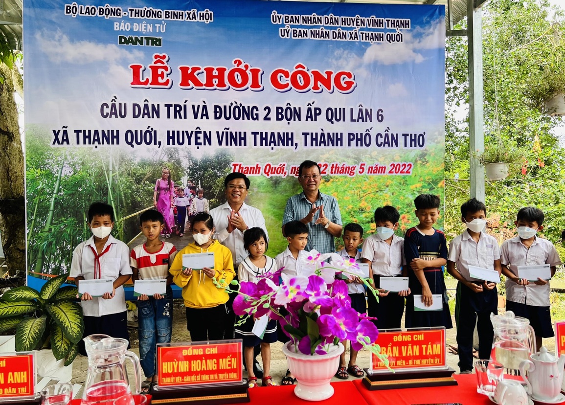 Thêm một cây cầu Dân trí đưa ánh sáng tri thức đến vùng quê miền Tây - 7 Thêm một cây cầu Dân trí đưa ánh sáng tri thức đến vùng quê miền Tây - 7
