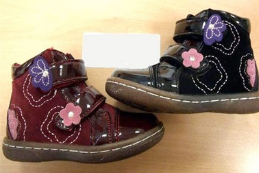 Cảnh báo giày dép trẻ em Trung Quốc gây ngạt thở