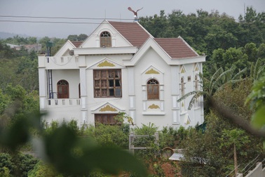 Chưa phá dỡ nhà của Phó trưởng ban Nội chính xây trên đất nông nghiệp