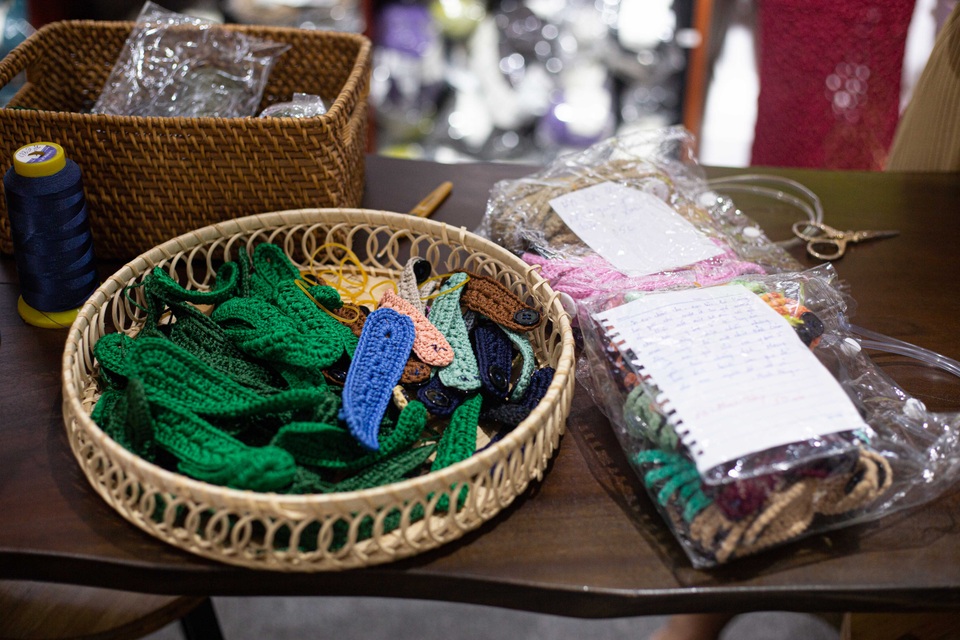 Hàng chục nghìn chiếc “tai giả” miễn phí được đan tặng các y bác sĩ - 2 Hàng chục nghìn chiếc “tai giả” miễn phí được đan tặng các y bác sĩ - 2