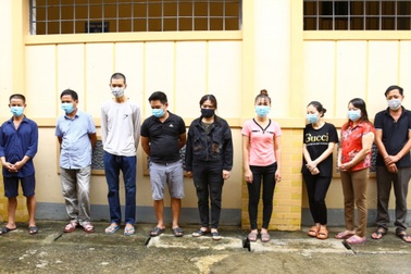 Khởi tố 11 đối tượng trốn vào rừng cao su đánh bạc