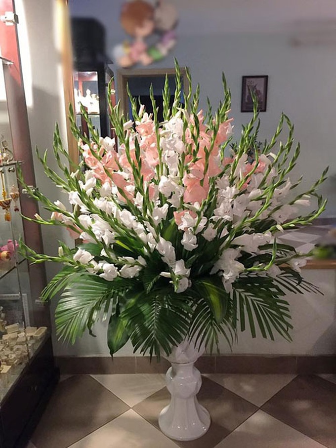 Yêu hòa từ ngày còn học cấp 2, chị Thủy thường phải nhịn ăn sáng để dành tiền mua hoa về cắm. Ban đầu chị cắm theo cảm nhận của mình, sau đó tự sáng tạo ra nhiều kiểu mới.