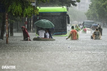 Hà Nội có thể mưa lớn hết đêm, vùng "rốn lũ" nước lên nhanh từng giờ