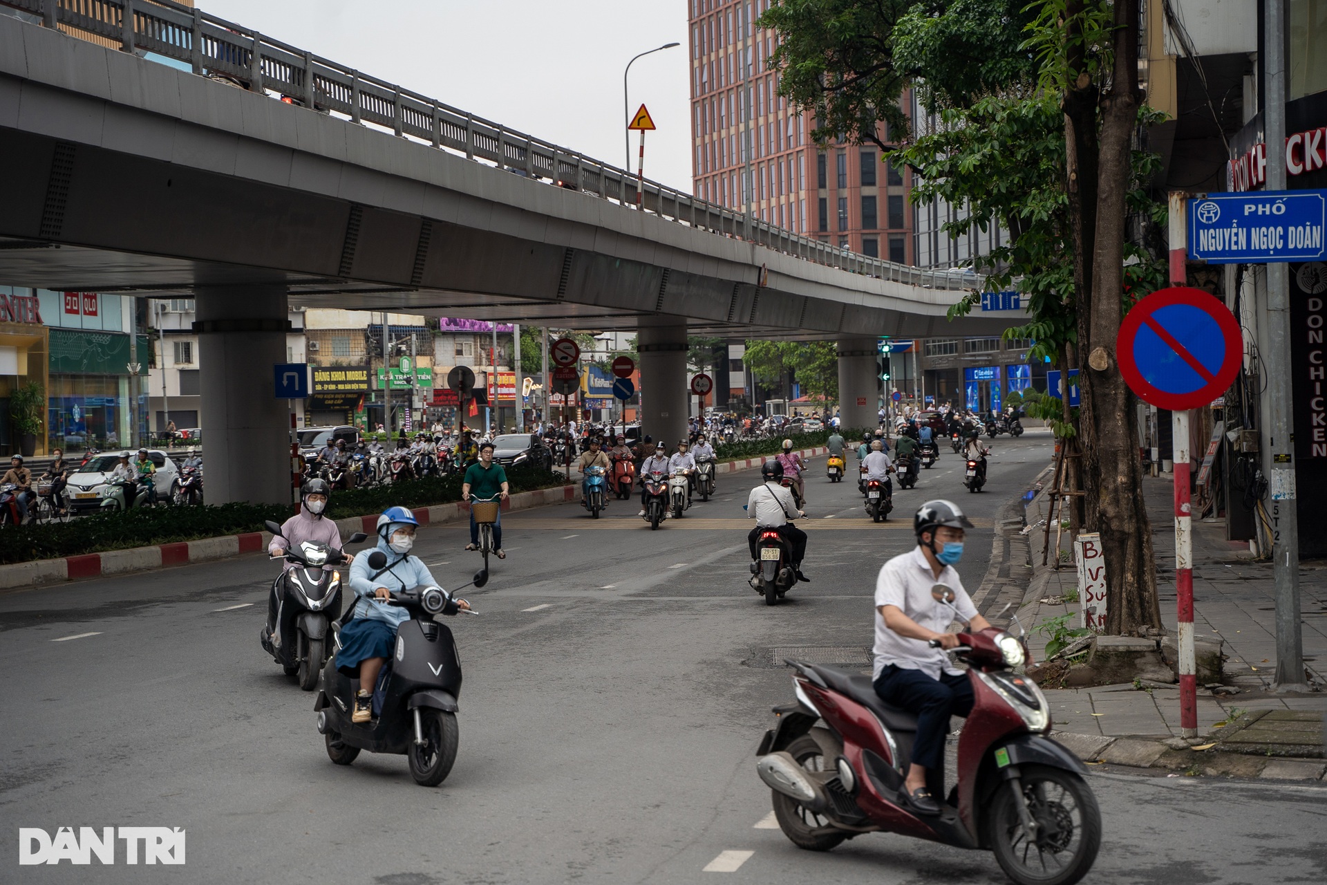 Hình ảnh xe máy đi ngược chiều tràn lan trên đường phố Hà Nội