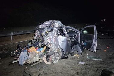 Ô tô nát bét trên cao tốc Nha Trang - Cam Lâm, 5 người thương vong