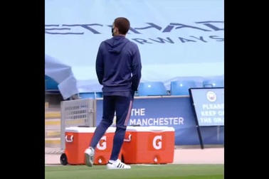 Các cầu thủ Arsenal tiến ra sân Etihad