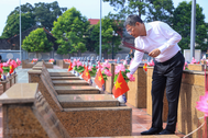 Thủ tướng thắp hương tri ân các Anh hùng liệt sĩ tại Lạng Sơn