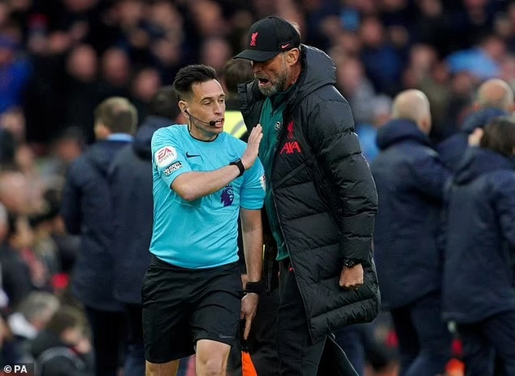 Vì sao HLV Jurgen Klopp phải nhận thẻ đỏ ở đại chiến với Man City? - 1 Vì sao HLV Jurgen Klopp phải nhận thẻ đỏ ở đại chiến với Man City? - 1