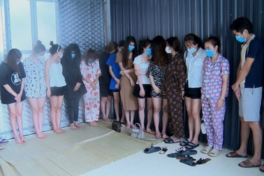 Hàng chục nam nữ "phê" ma túy trong quán karaoke