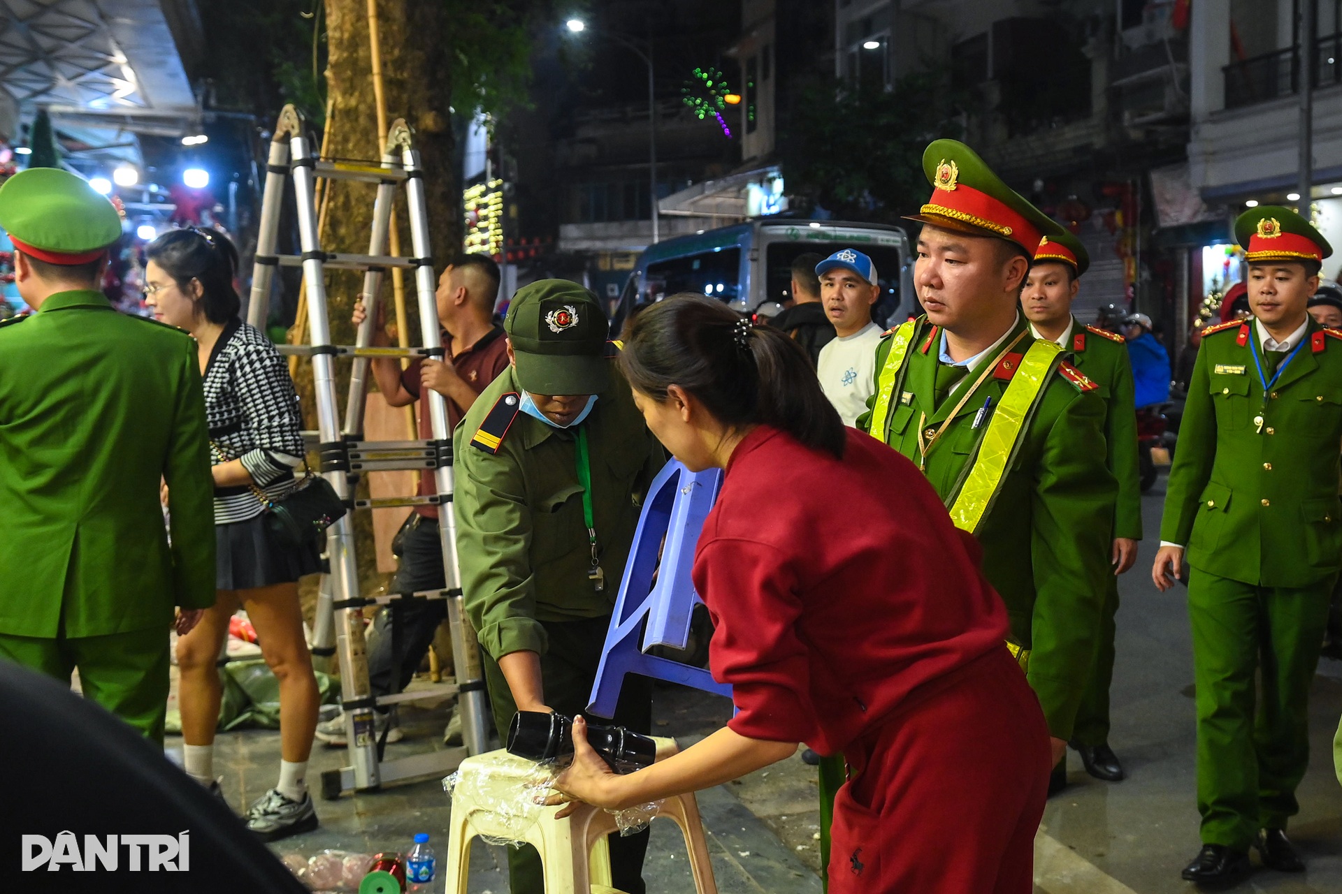 Xuyên đêm tháo mái che, mái vẩy và dọn dẹp vỉa hè trên phố Hàng Mã - 4