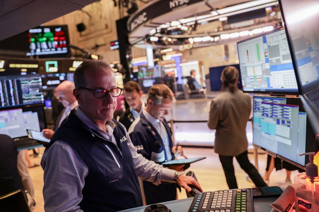 US stocks fall after Trump raises tariffs on imported steel and aluminum Chứng khoán Mỹ giảm sau tin ông Trump tăng thuế nhôm, thép nhập khẩu - 1