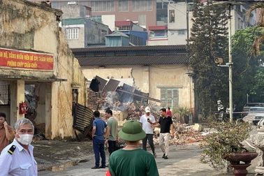 Vụ cháy ở Hà Nội: Xưởng 1.700m2 bị thiêu rụi, có nhiều khói khí độc