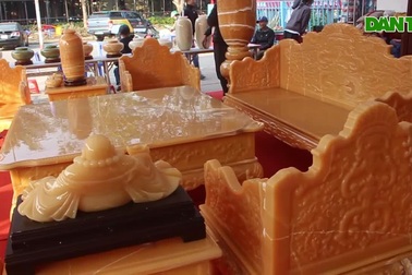 Cận cảnh bộ bàn ghế bằng ngọc có giá 1,6 tỷ đồng của đại gia Ninh Bình